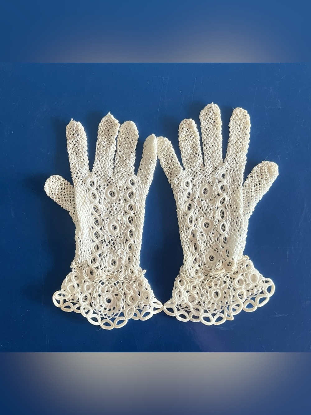 Vintage hand-crocheted cream lace gloves size S